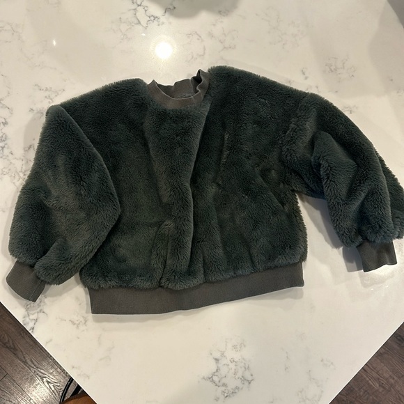 Other - Girl’s faux fur sweatshirt size s 6